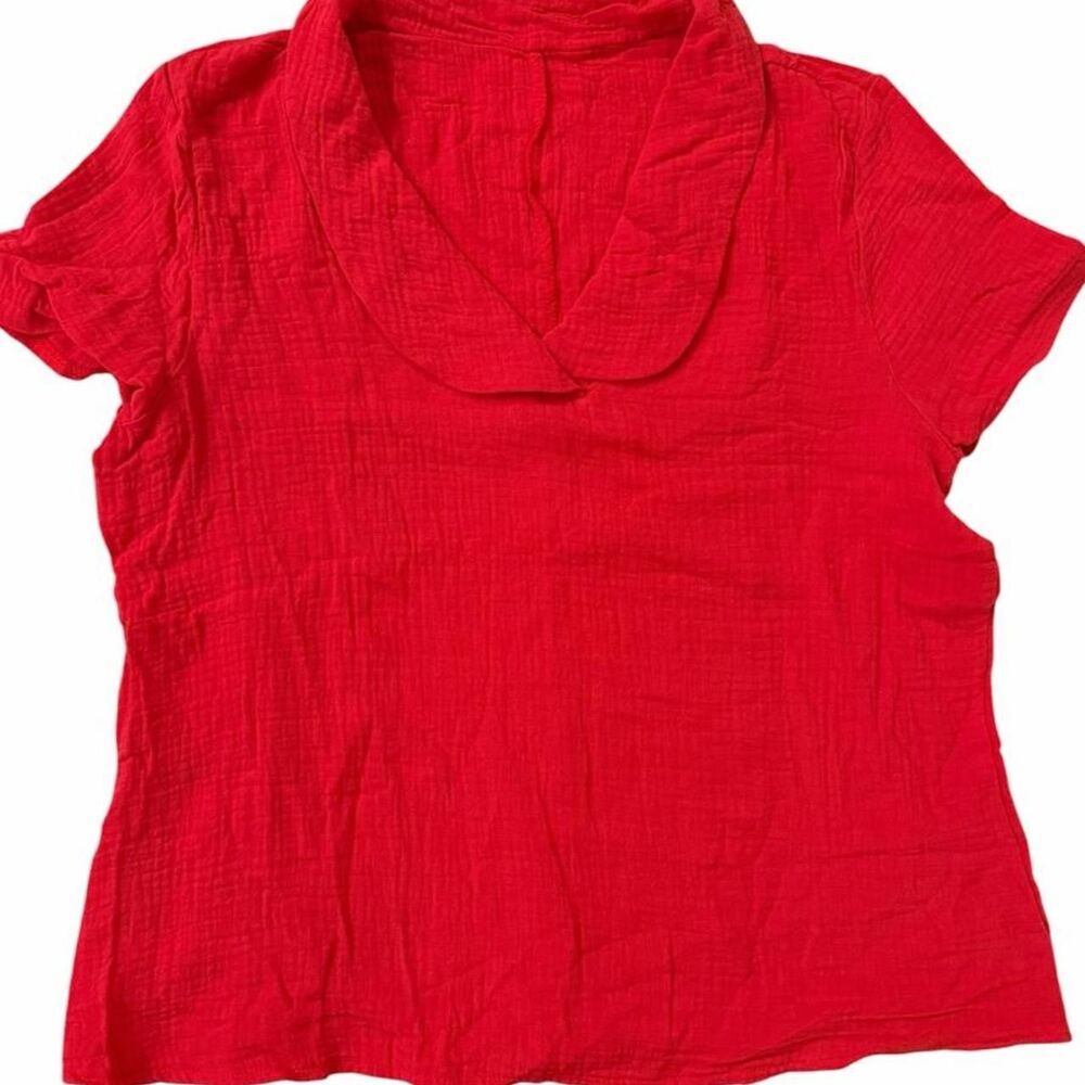 Red ribbed blouse with collar